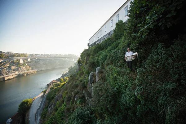 Porto Douro Nehri Önünde Tuba Ile Müzisyen Portekiz — Stok fotoğraf