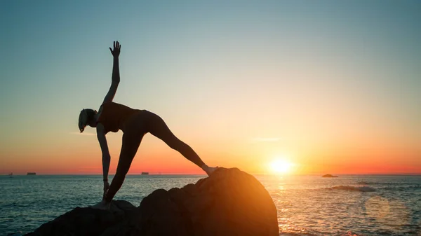 Siluet Genç Kadın Deniz Plajında Gerçeküstü Günbatımı Sırasında Yoga Egzersizleri — Stok fotoğraf
