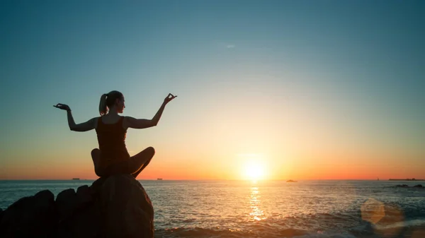 Silhouette Junge Frau Praktiziert Konzentrationsyoga Während Des Surrealen Sonnenuntergangs Meeresstrand — Stockfoto