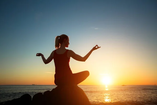 Silhouette Joven Practicando Yoga Maravillosa Playa Puesta Sol Tranquilidad Concentración — Foto de Stock