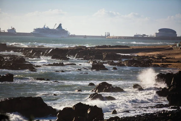 Rocky Ocean Shore Sataman Lähellä — kuvapankkivalokuva