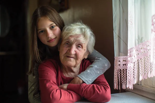 Portret Małej Dziewczynki Jej Starej Babci — Zdjęcie stockowe