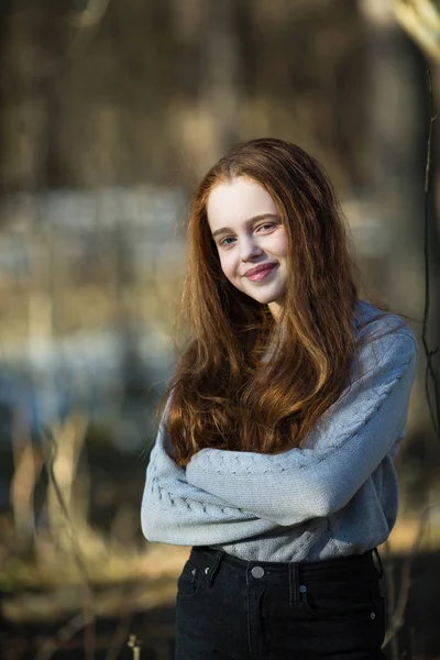 Menina Adolescente Bonito Posando Parque Verão — Fotografia de Stock