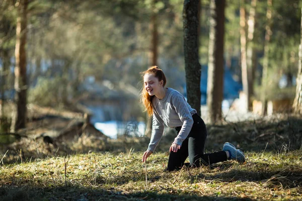 Söt Tonårs Flicka Lurar Runt Sommar Park — Stockfoto