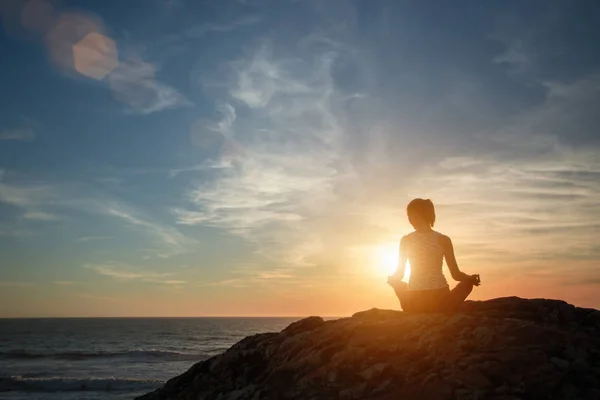 Silhouette Yoga Girl Fondo Mañana Mar Encuentra Con Amanecer Estilo —  Fotos de Stock