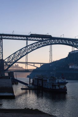 Sabah ın erken saatlerinde Ribeira'dan Douro nehri ve Dom Luis I köprüsünün görünümü, Porto, Portekiz.