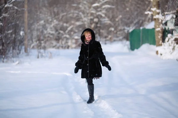 Jonge Vrouw Portret Besneeuwde Winter Bos — Stockfoto