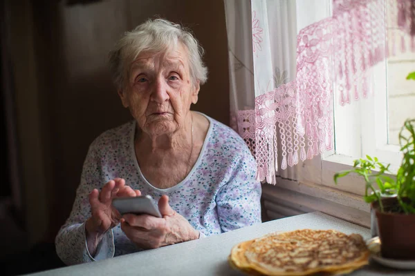 Stará Žena Sedí Smartphone Dlaních — Stock fotografie