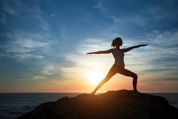 Mujer Silueta Yoga Realiza Ejercicios Concentración Durante Atardecer Costa Del —  Fotos de Stock