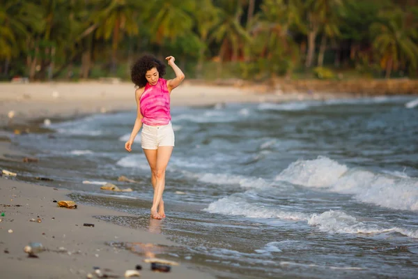 Ασιατικές Γυναίκα Περπατά Μια Μολυσμένη Τροπική Παραλία Ρύπανση Και Περιβαλλοντικά — Φωτογραφία Αρχείου