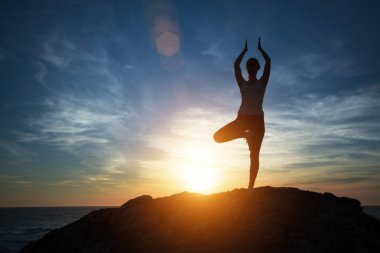 Deniz sabah egzersizleri siluet fitness yoga kız. 