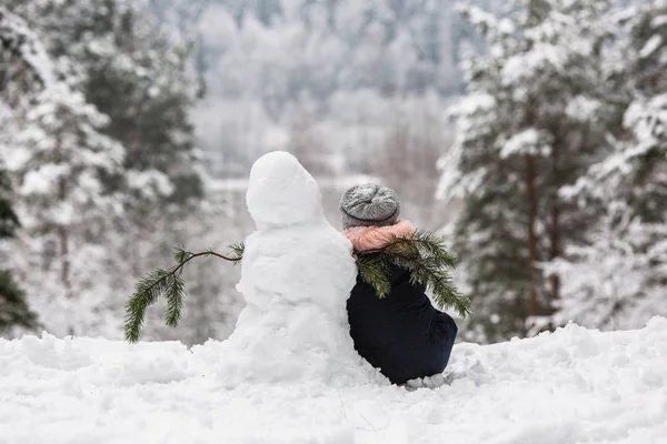 Симпатична Дівчина Сидить Сніговиком Зимовий Сніжний День — стокове фото