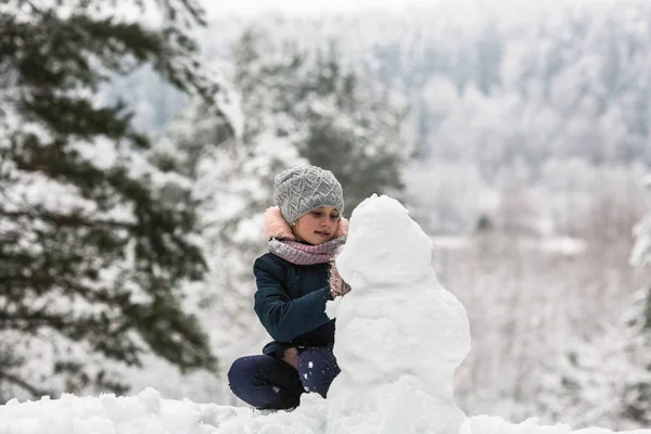 Menina Bonito Esculpe Boneco Neve Inverno Dia Nevado — Fotografia de Stock