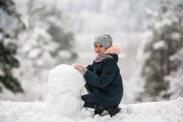 Schattig Meisje Met Sneeuwpop Winter Besneeuwde Dag — Stockfoto