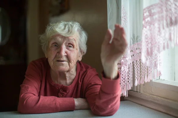 Емоційна Стара Жінка Сидить Кухонним Столом — стокове фото