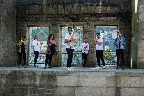 Grupo Músicos Con Instrumentos Viento Tocando Calle —  Fotos de Stock