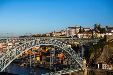 Porto, Portekiz'deki Dom Luis I ve Douro Nehri Köprüsü'nün görünümü.
