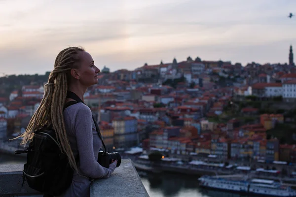 Ung Kvinna Stående Med Kamera Gamla Stan Skymningen Porto Portugal — Stockfoto