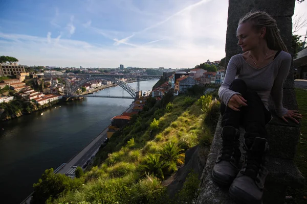 Ung Kvinna Som Sitter Mot Bakgrund Dom Luis Bridge Porto — Stockfoto