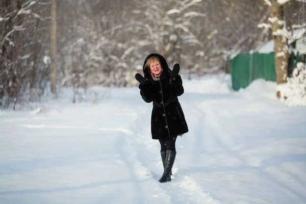Russische Vrouw Winter Besneeuwde Park — Stockfoto