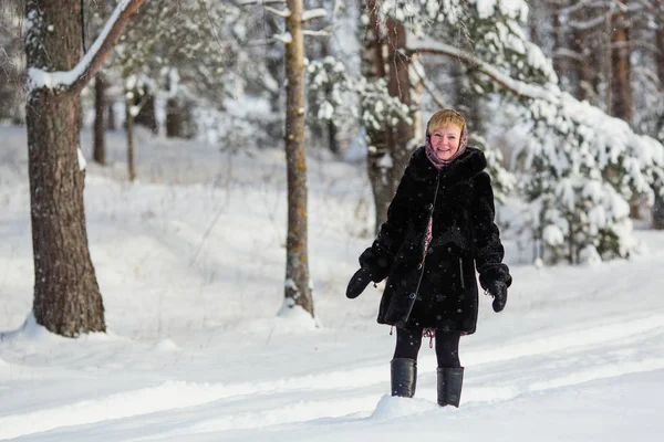 Russische Vrouw Winter Bij Snowy Forrest — Stockfoto