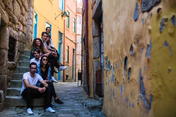 Amigos Empresa Jóvenes Sentados Una Estrecha Calle Vieja Ciudad Europea —  Fotos de Stock