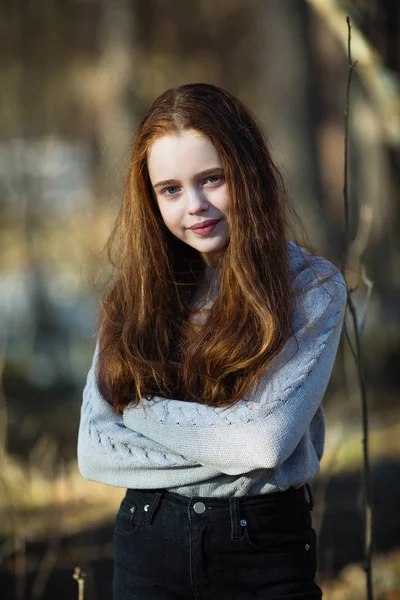 Portré Aranyos Lány Tüzes Vörös Hajú Parkban — Stock Fotó