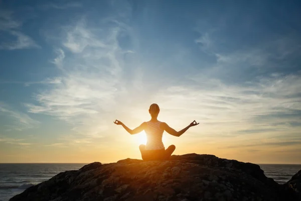 Gün Batımında Okyanus Sahilinde Genç Yoga Kadın Meditasyon Silueti — Stok fotoğraf