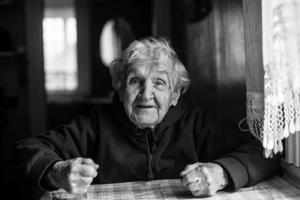 Portrait Une Vieille Femme Émotionnelle Dans Maison Photo Noir Blanc — Photo