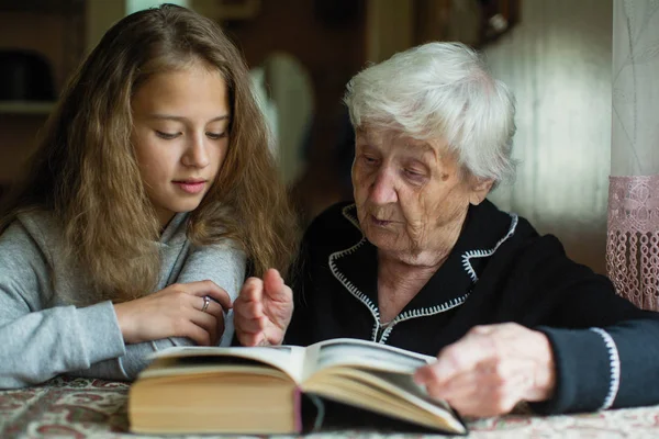 Una Anciana Una Abuelita Con Una Niña Nieta Leyendo Libro —  Fotos de Stock