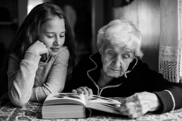 Uma Velha Uma Avó Com Uma Menina Neta Lendo Livro — Fotografia de Stock