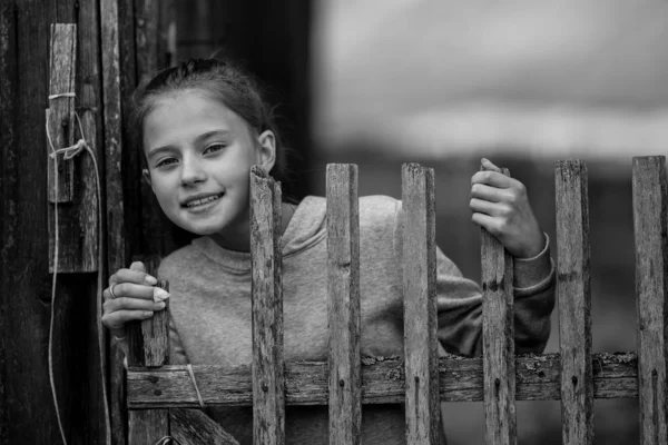 Mädchen Teenager Der Nähe Des Hölzernen Dorfzauns Schwarz Weiß Porträt — Stockfoto