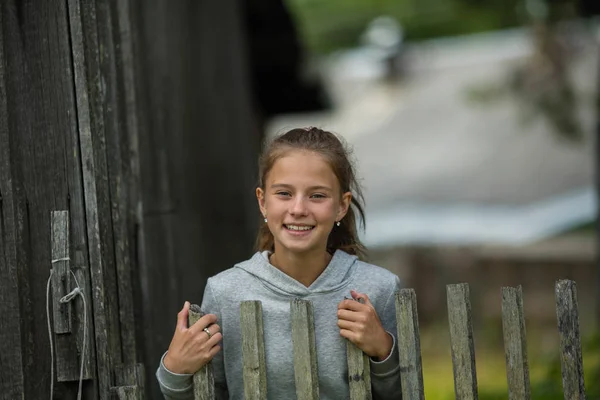 村木栅栏附近的少女 — 图库照片
