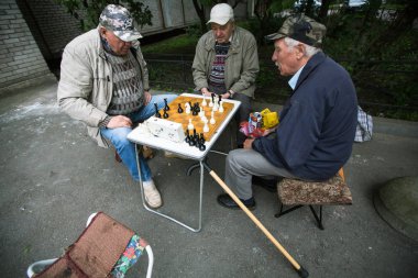 St. Petersburg, Rusya - Eylül 2, 2017: Emekliler bir apartman binası avlusunda satranç oynamak. Petersburg nüfustaki emekliler payı yaklaşık yüzde 24,4 mevcuttur.