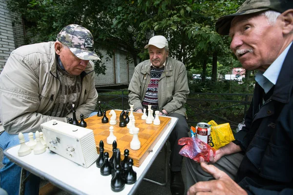 Petersburg Russia Sep 2017 Pensioners Play Chess Courtyard Apartment Building — Stock Photo, Image