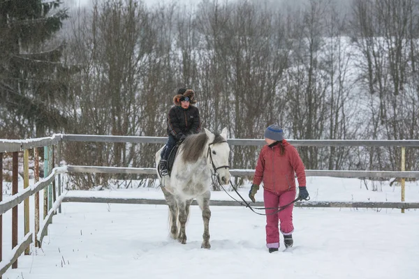 Podporozhye Rusia Ene 2018 Capacitación Los Niños Que Cabalgan Marco —  Fotos de Stock