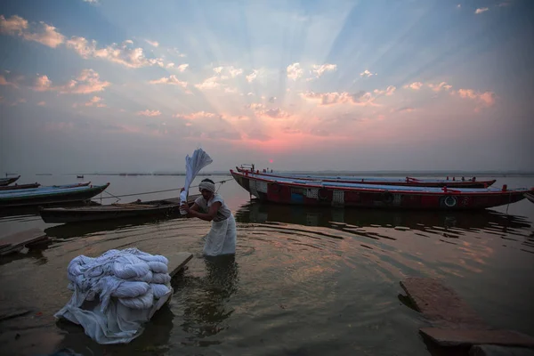 バラナシ インド 2018 男は聖なるガンジス川のシーツを洗います バラナシはインドで最も重要な巡礼地の一つ ヒンズー教の の神聖な都市の一つ — ストック写真