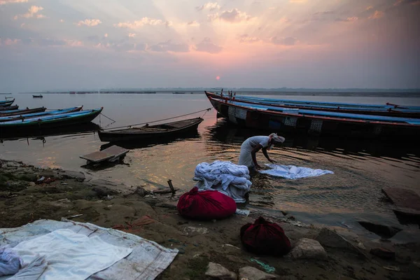 Varanasi Hindistan Mar 2018 Bir Adam Kutsal Ganga Nehrinde Yaprak — Stok fotoğraf