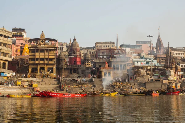 印度的瓦拉纳西 2018年3月26日 从一艘船上滑行穿过瓦拉纳西沿岸的恒河河的水面 据传说 这座城市是由5000年前的湿婆神创立的 — 图库照片