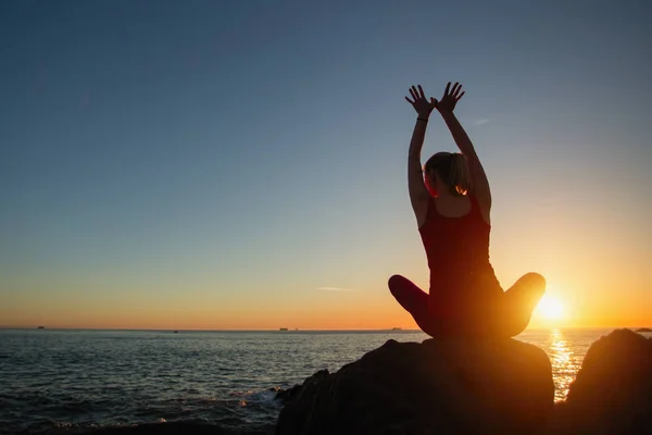 Silhouette Della Donna Yoga Sulla Spiaggia Dell Oceano Durante Bel — Foto Stock