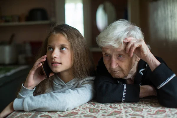 Velha Avó Escuta Como Neta Uma Menina Conversando Telefone Celular — Fotografia de Stock