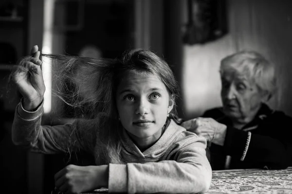 Nonna Vecchia Intreccia Capelli Della Sua Pronipote Fotografia Bianco Nero — Foto Stock