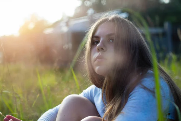 Ung Kvinna Sitter Grönt Gräs Sommaren Landsbygden Fotografering Solljus — Stockfoto