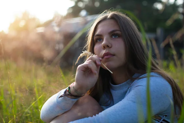 Mladá Dívka Sedící Zelené Trávě Letní Krajině — Stock fotografie