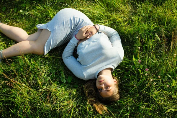 Jong Meisje Liggend Groen Gras Zomer Foto Weergave Vanaf Bovenkant — Stockfoto