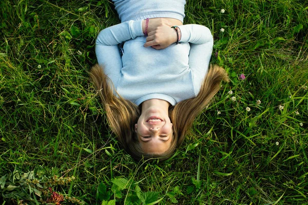 Menina Adolescente Deitada Grama Verde Verão Foto Vista Topo — Fotografia de Stock