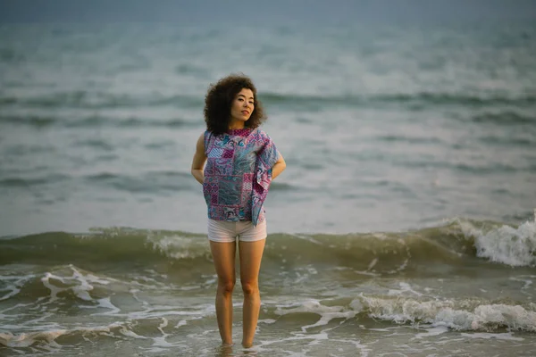 混合人種の若い女性は 海のビーチのサーフライン上の波に立っています — ストック写真