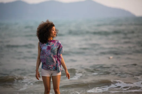 Młoda Kobieta Rasy Mieszanej Stoi Fale Linii Surf Plaży Morskiej — Zdjęcie stockowe