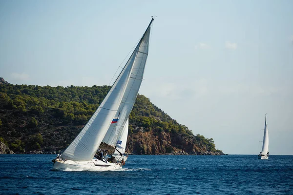 レースでは白い帆でヨットをセーリングオープン海のレガッタ — ストック写真
