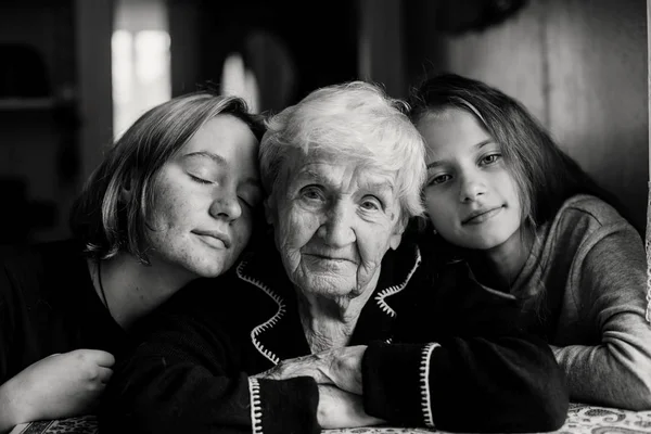 Dos Nietas Besando Abuela Foto Blanco Negro —  Fotos de Stock